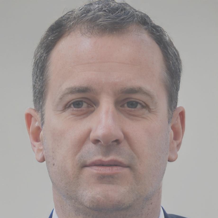 Ritratto professionale di Marco Benedetti, fondatore e master barber di eroxybuqobimoruw