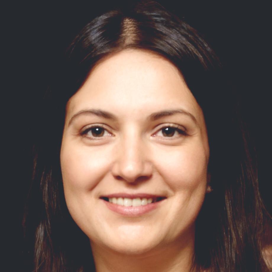 Ritratto professionale di Elena Rossini, coordinatrice clienti e specialista styling di eroxybuqobimoruw